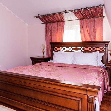 Olymp Hotel Uzjhorod Exteriör bild