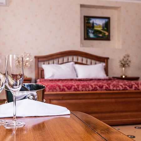Olymp Hotel Uzjhorod Exteriör bild