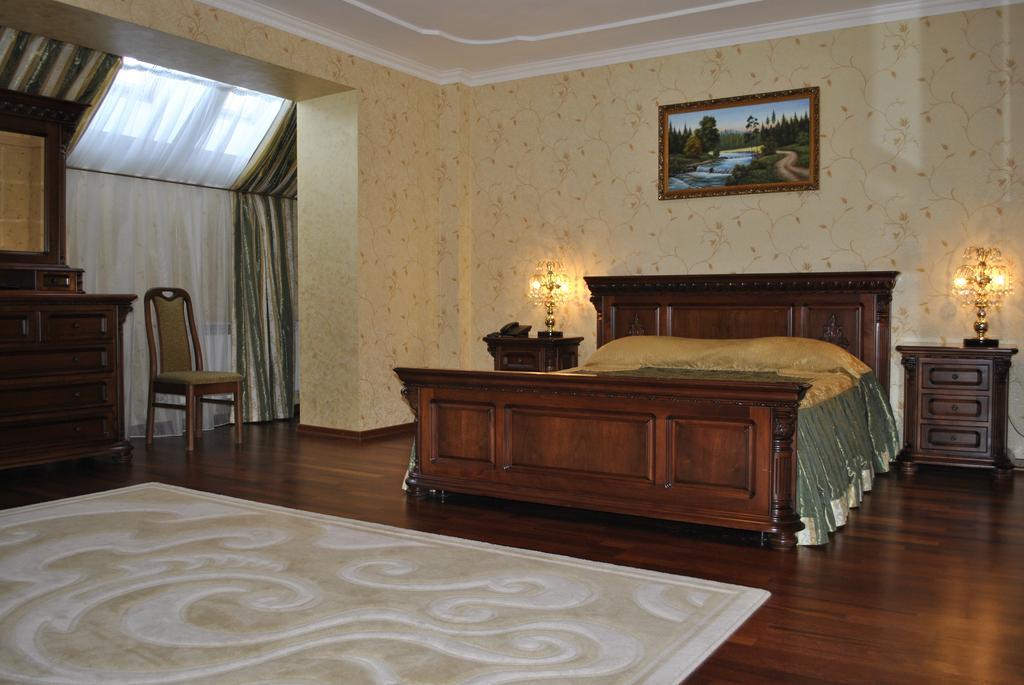 Olymp Hotel Uzjhorod Exteriör bild