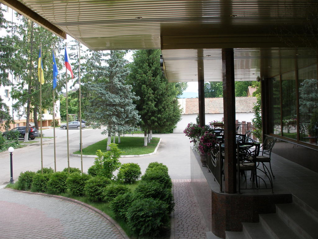 Olymp Hotel Uzjhorod Exteriör bild