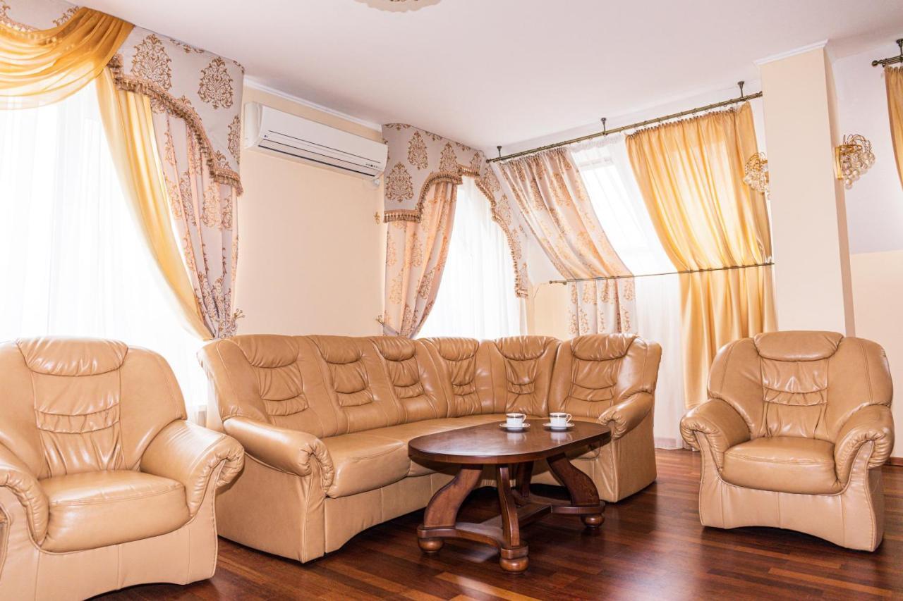 Olymp Hotel Uzjhorod Exteriör bild