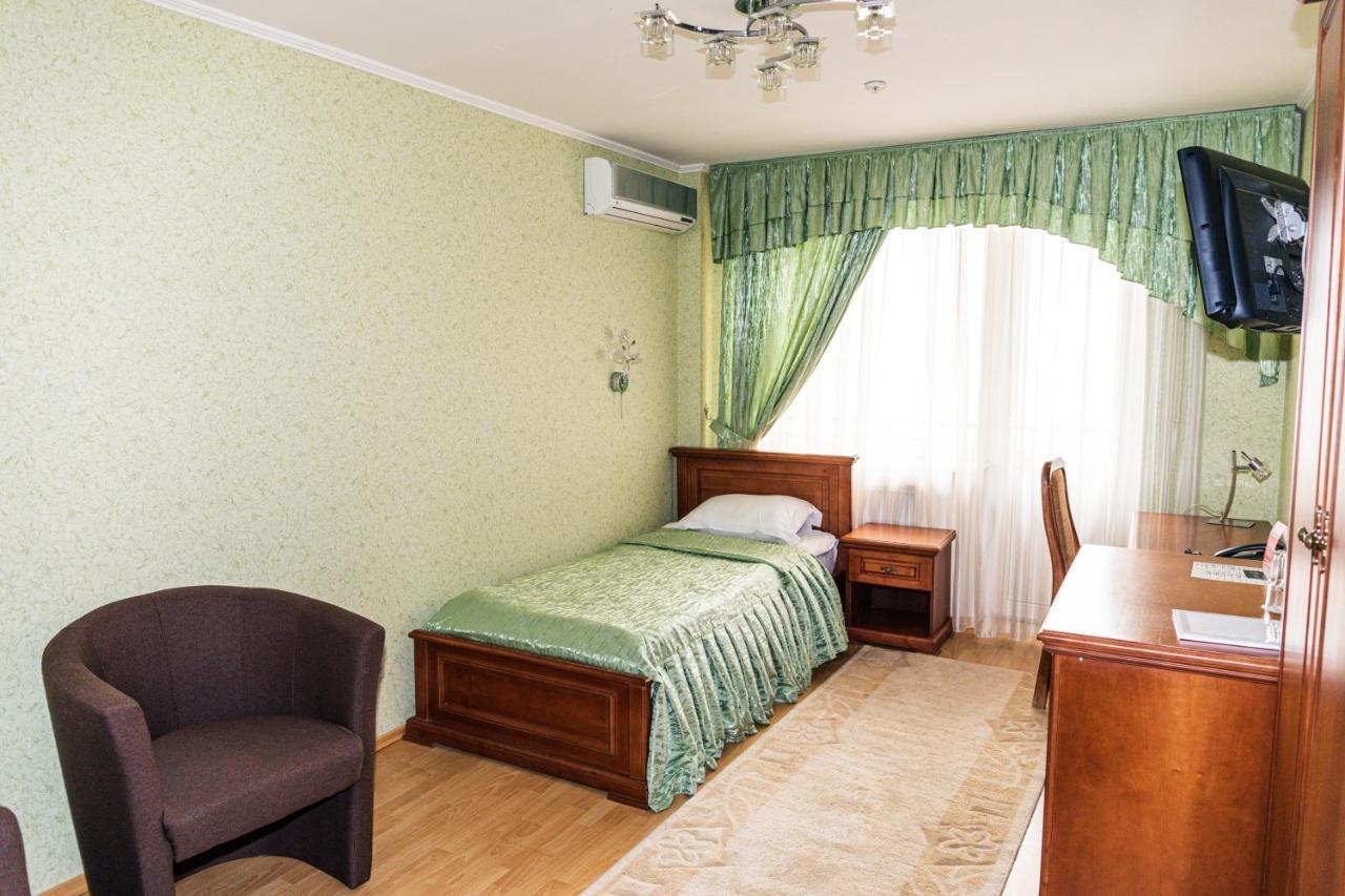 Olymp Hotel Uzjhorod Exteriör bild