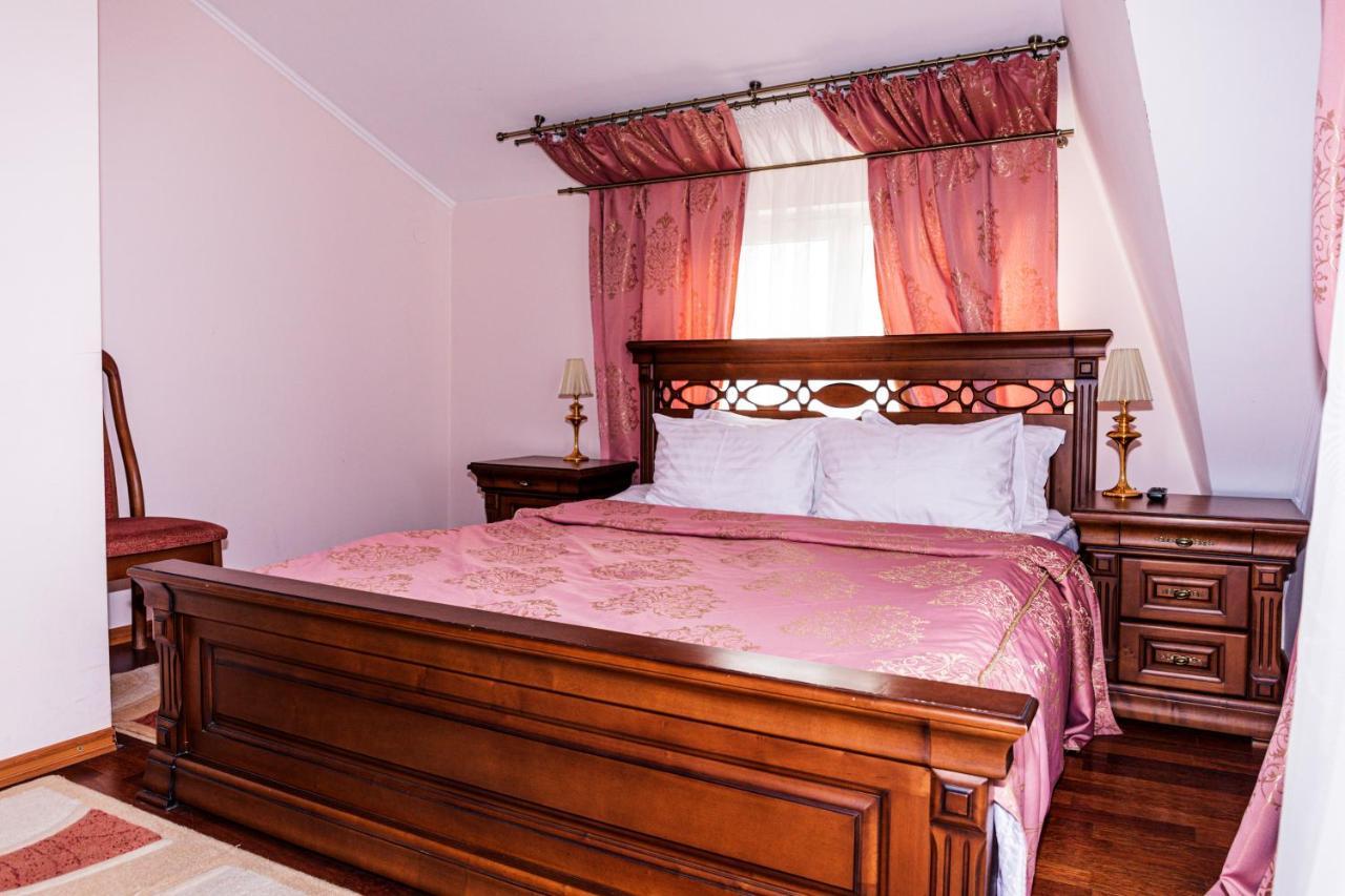Olymp Hotel Uzjhorod Exteriör bild