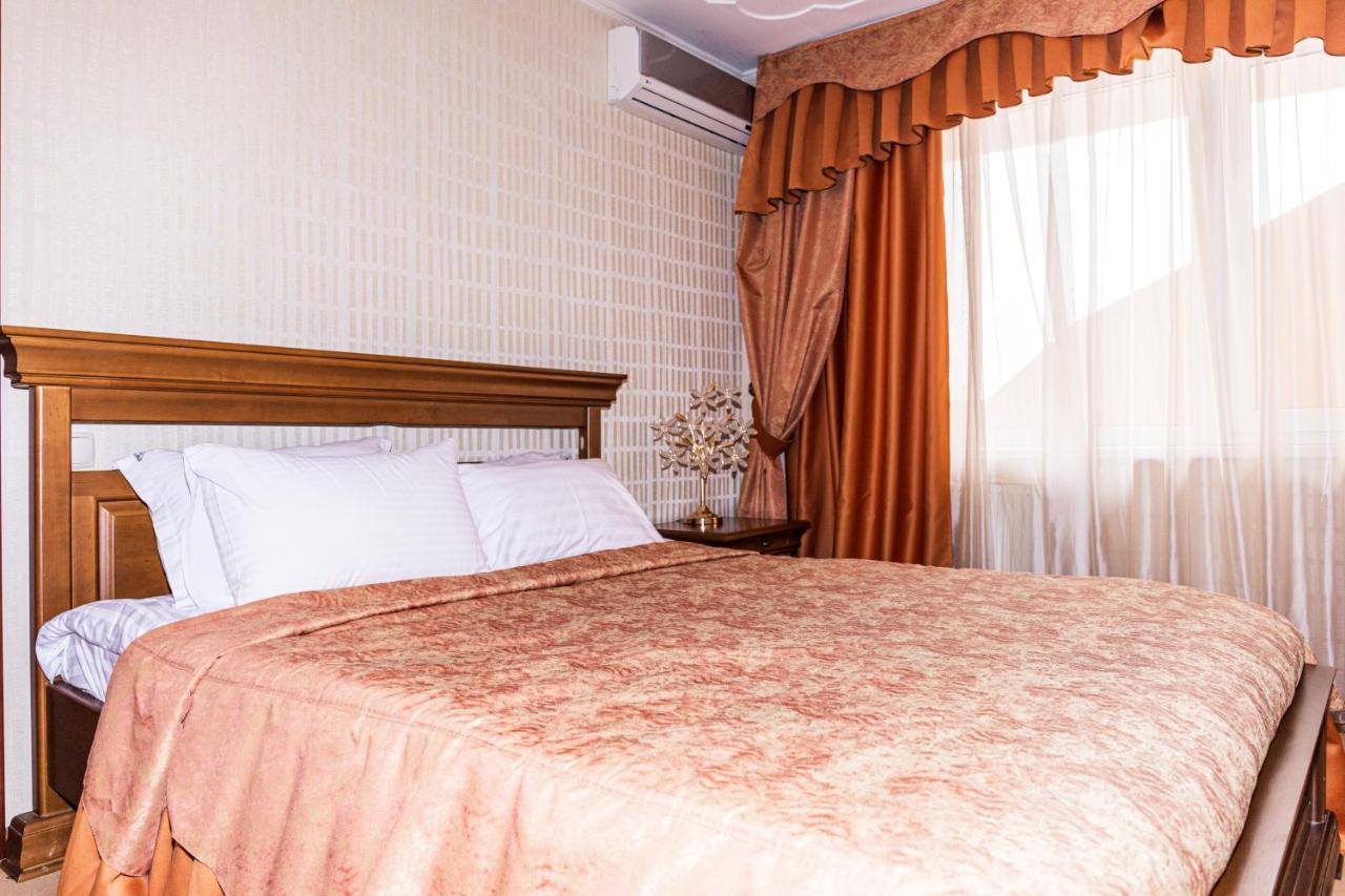 Olymp Hotel Uzjhorod Exteriör bild