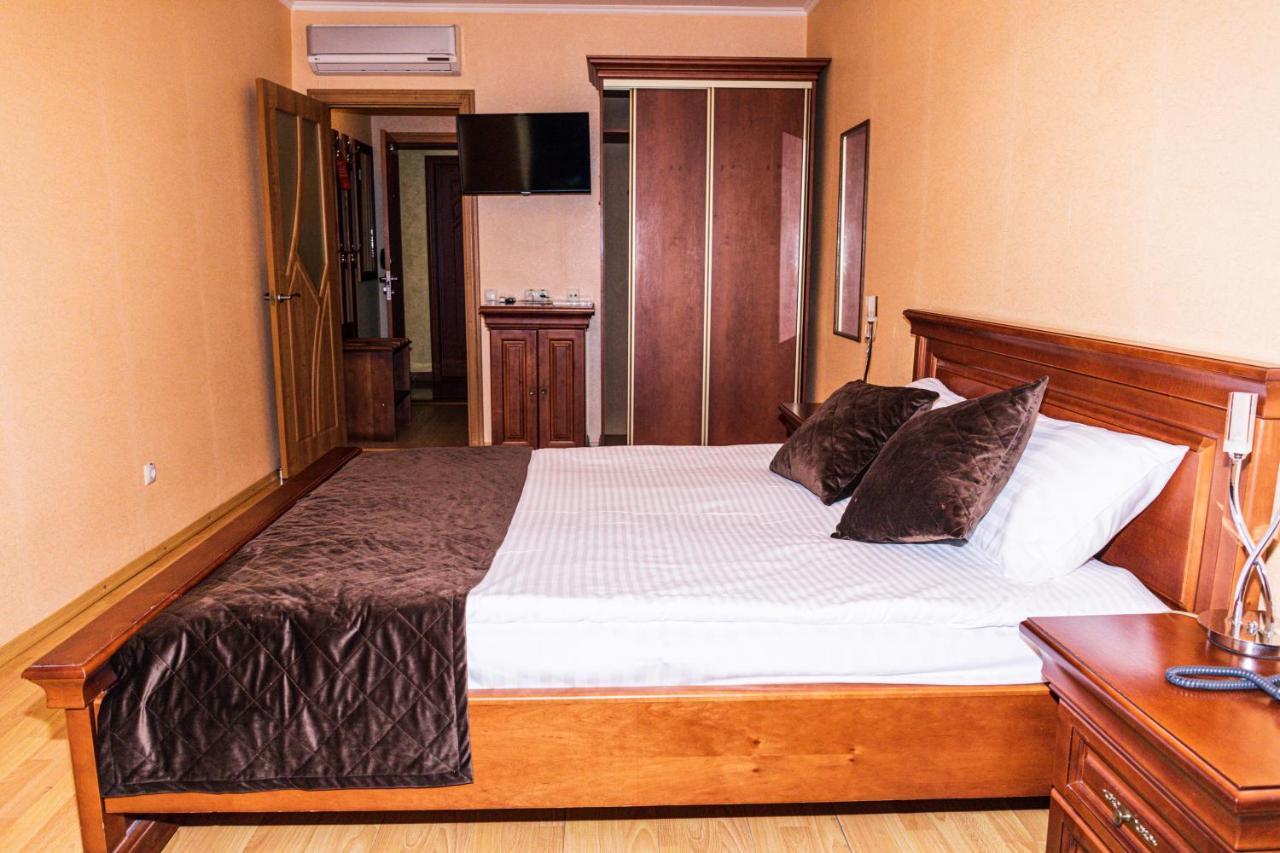 Olymp Hotel Uzjhorod Exteriör bild