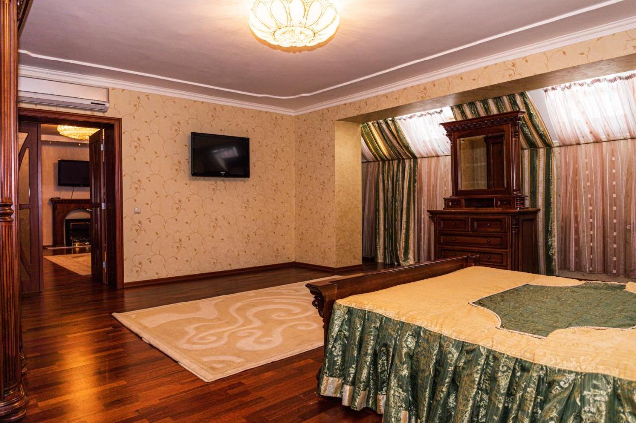 Olymp Hotel Uzjhorod Exteriör bild