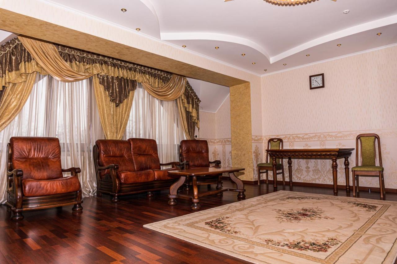 Olymp Hotel Uzjhorod Exteriör bild