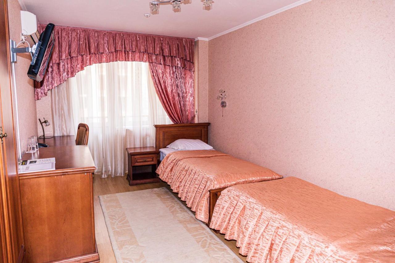 Olymp Hotel Uzjhorod Exteriör bild