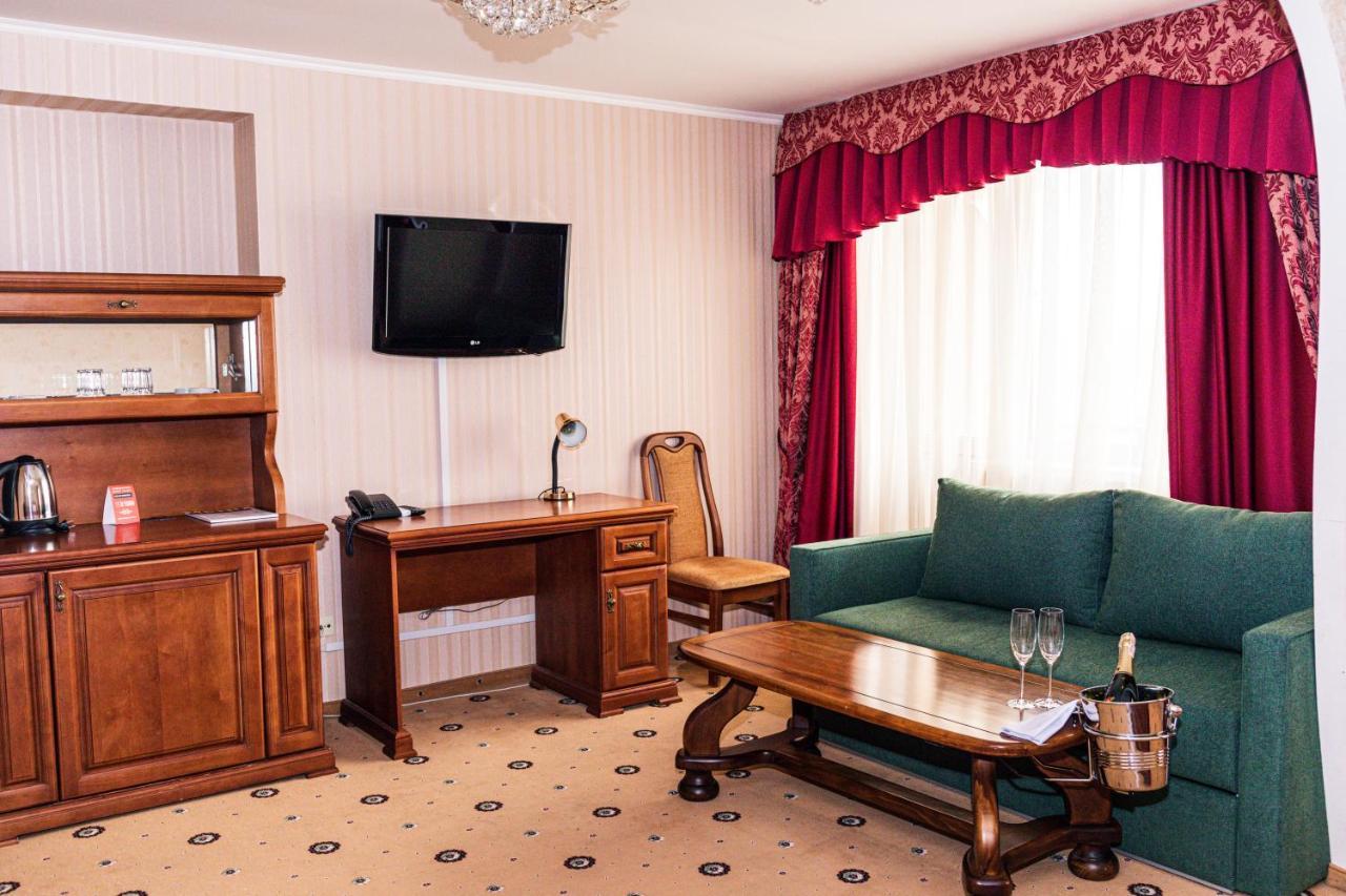 Olymp Hotel Uzjhorod Exteriör bild