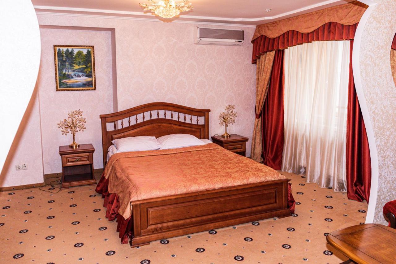 Olymp Hotel Uzjhorod Exteriör bild