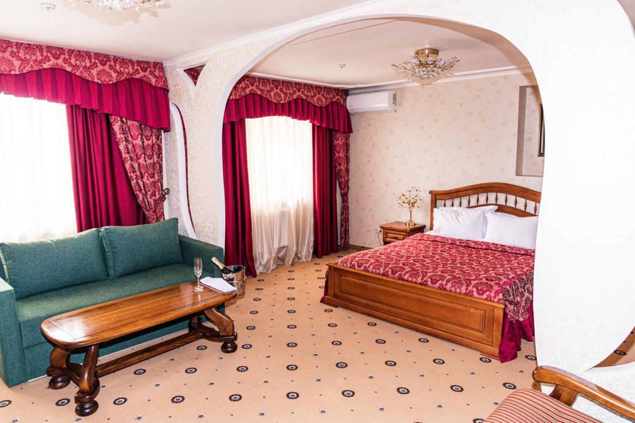 Olymp Hotel Uzjhorod Exteriör bild