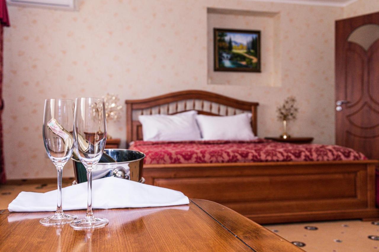 Olymp Hotel Uzjhorod Exteriör bild