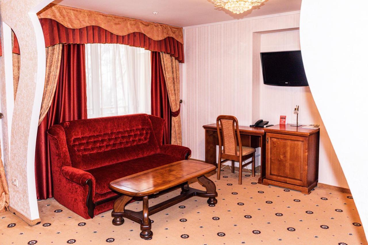 Olymp Hotel Uzjhorod Exteriör bild