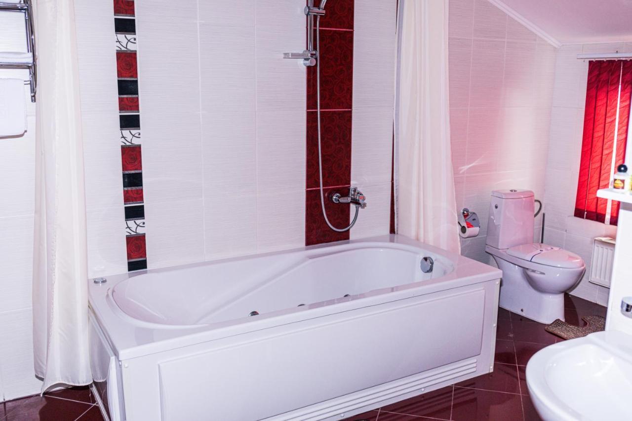 Olymp Hotel Uzjhorod Exteriör bild
