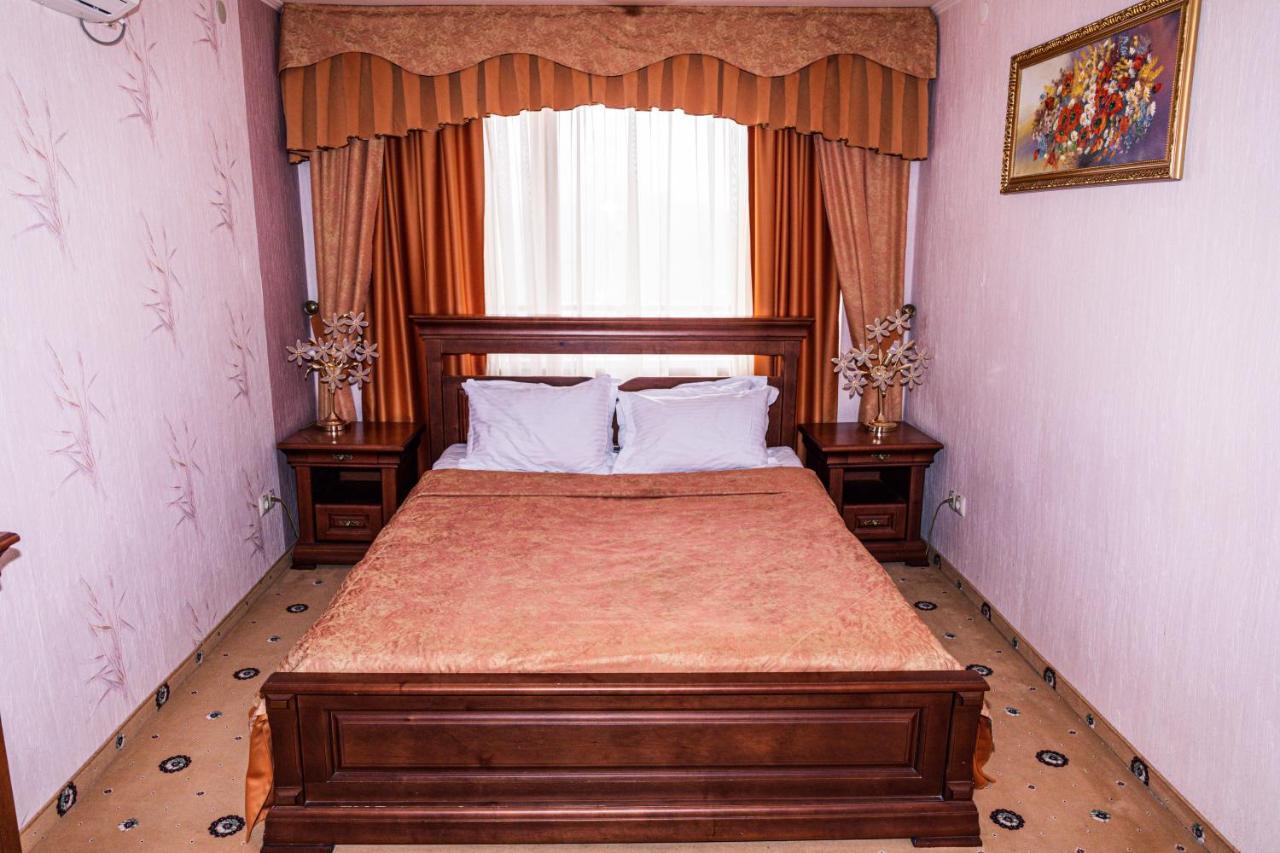 Olymp Hotel Uzjhorod Exteriör bild